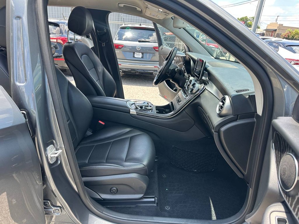 Photo 17 of this MERCEDES-BENZ GLC