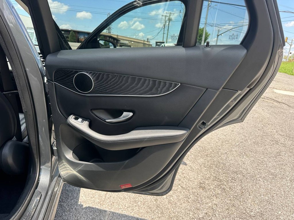 Photo 18 of this MERCEDES-BENZ GLC