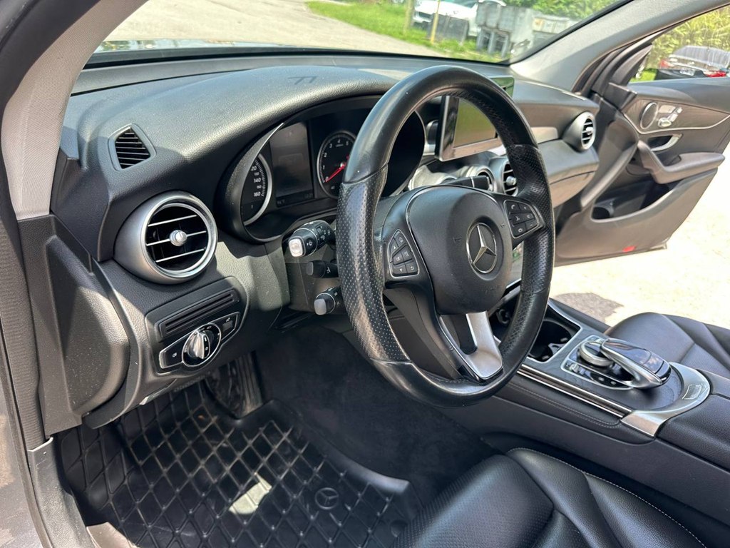Photo 24 of this MERCEDES-BENZ GLC