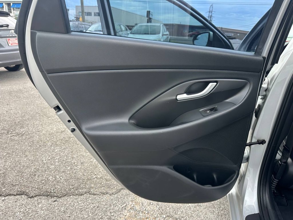Photo 17 of this HYUNDAI ELANTRA GT