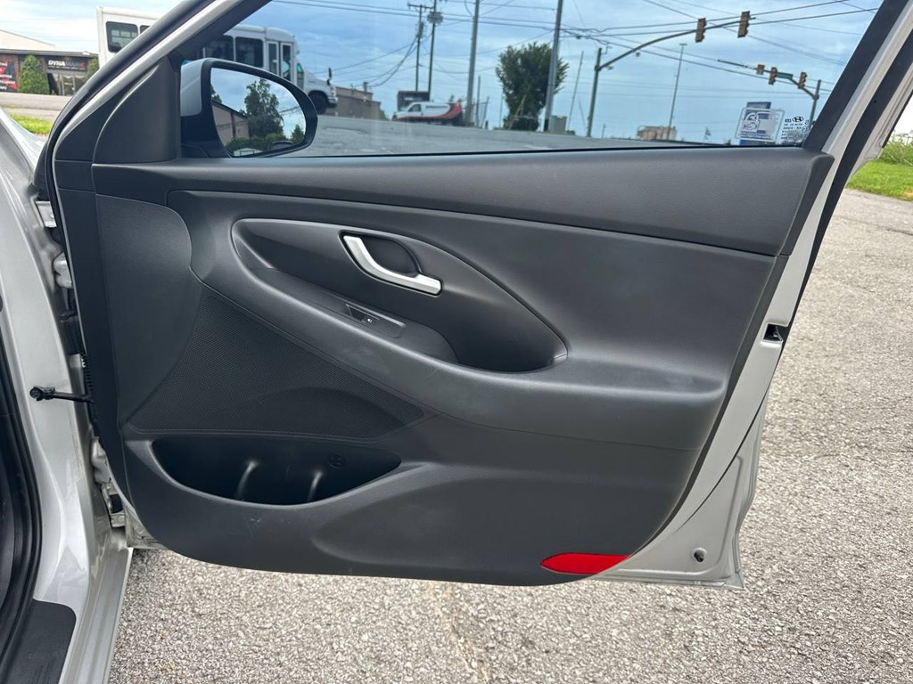 Photo 26 of this HYUNDAI ELANTRA GT