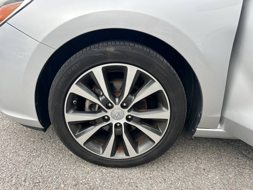 Photo 28 of this HYUNDAI ELANTRA GT
