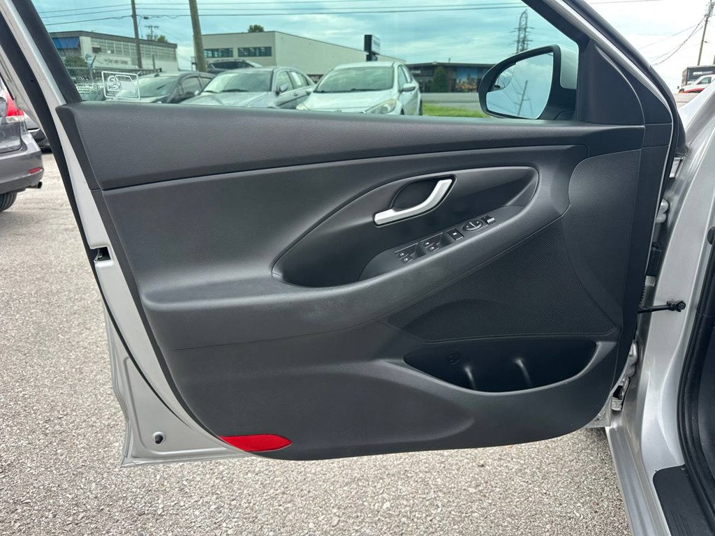 Photo 14 of this HYUNDAI ELANTRA GT