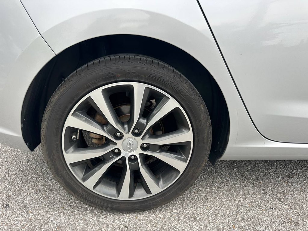 Photo 27 of this HYUNDAI ELANTRA GT