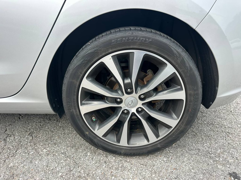 Photo 29 of this HYUNDAI ELANTRA GT