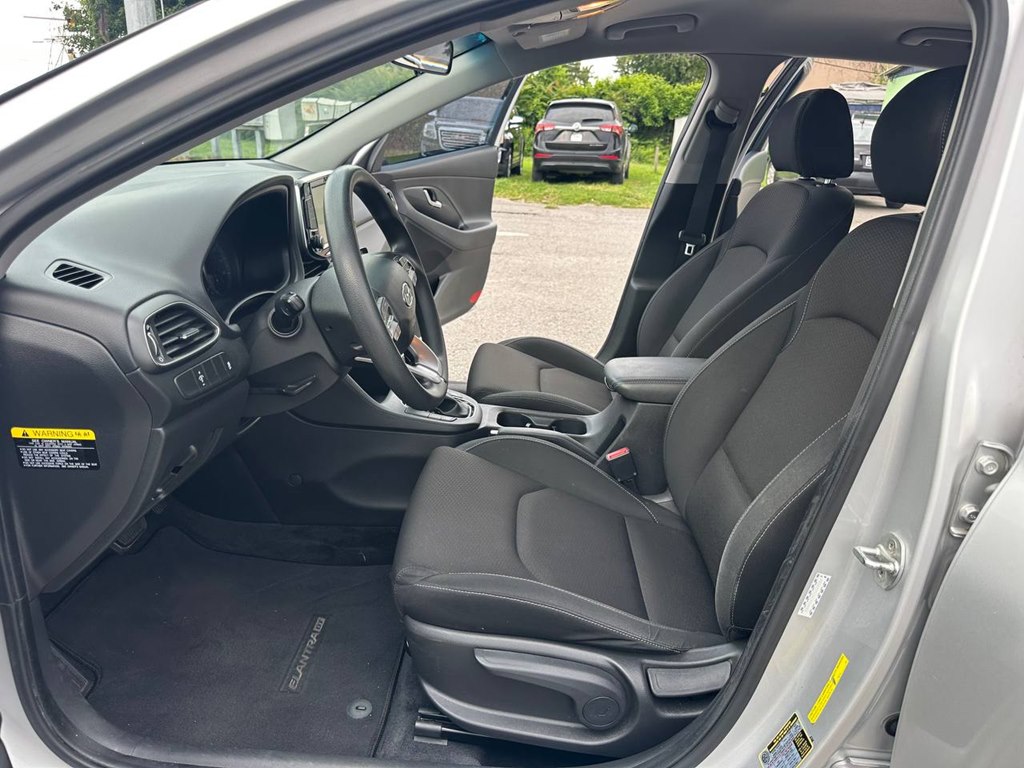 Photo 13 of this HYUNDAI ELANTRA GT