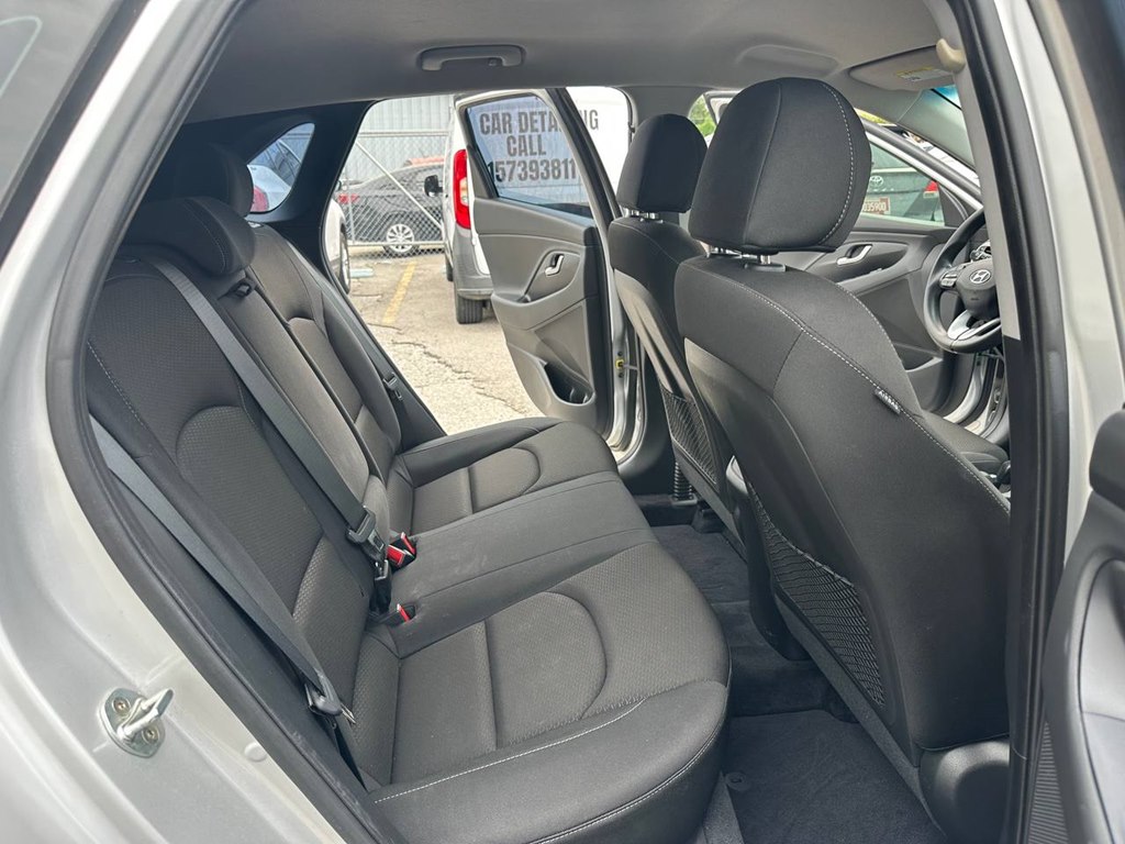 Photo 19 of this HYUNDAI ELANTRA GT