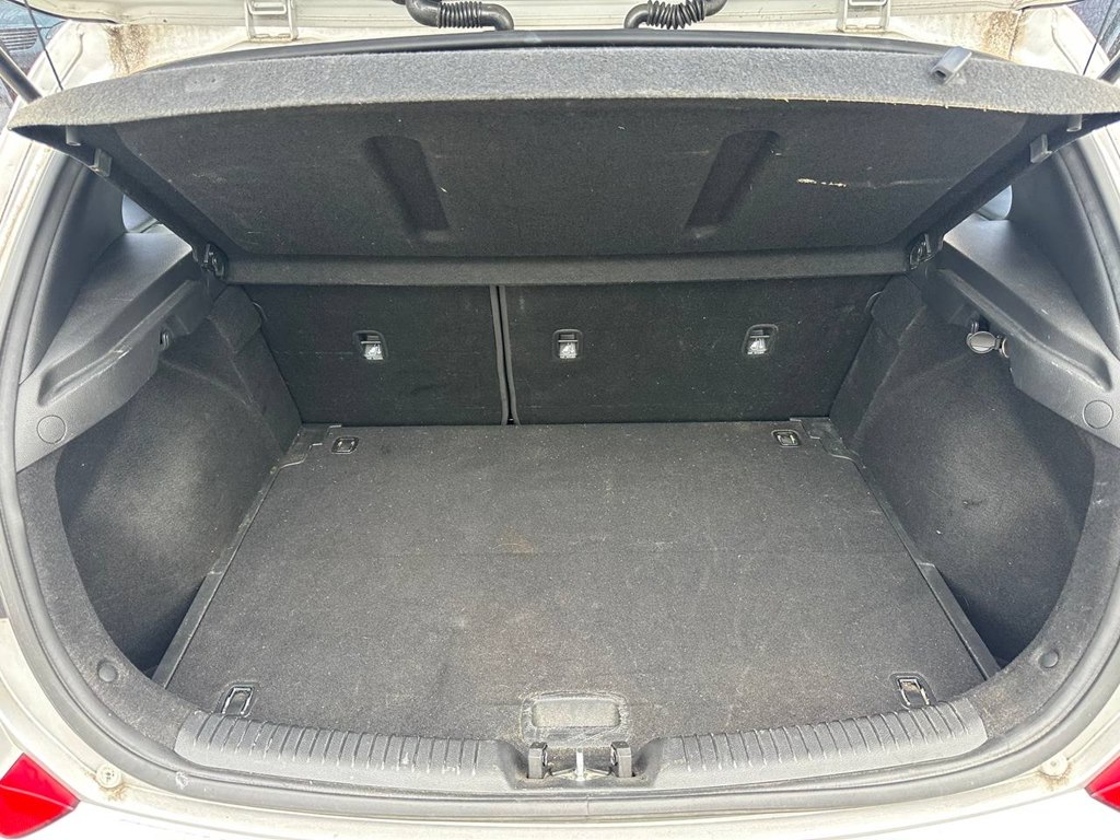 Photo 12 of this HYUNDAI ELANTRA GT