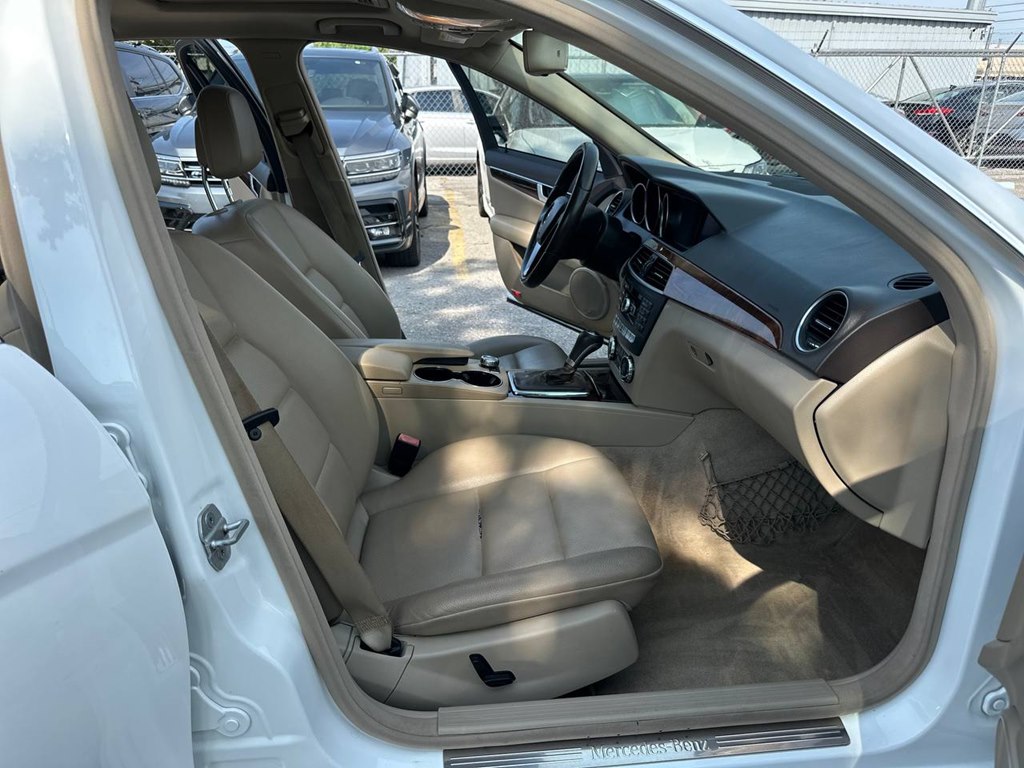 Photo 24 of this MERCEDES-BENZ C-CLASS