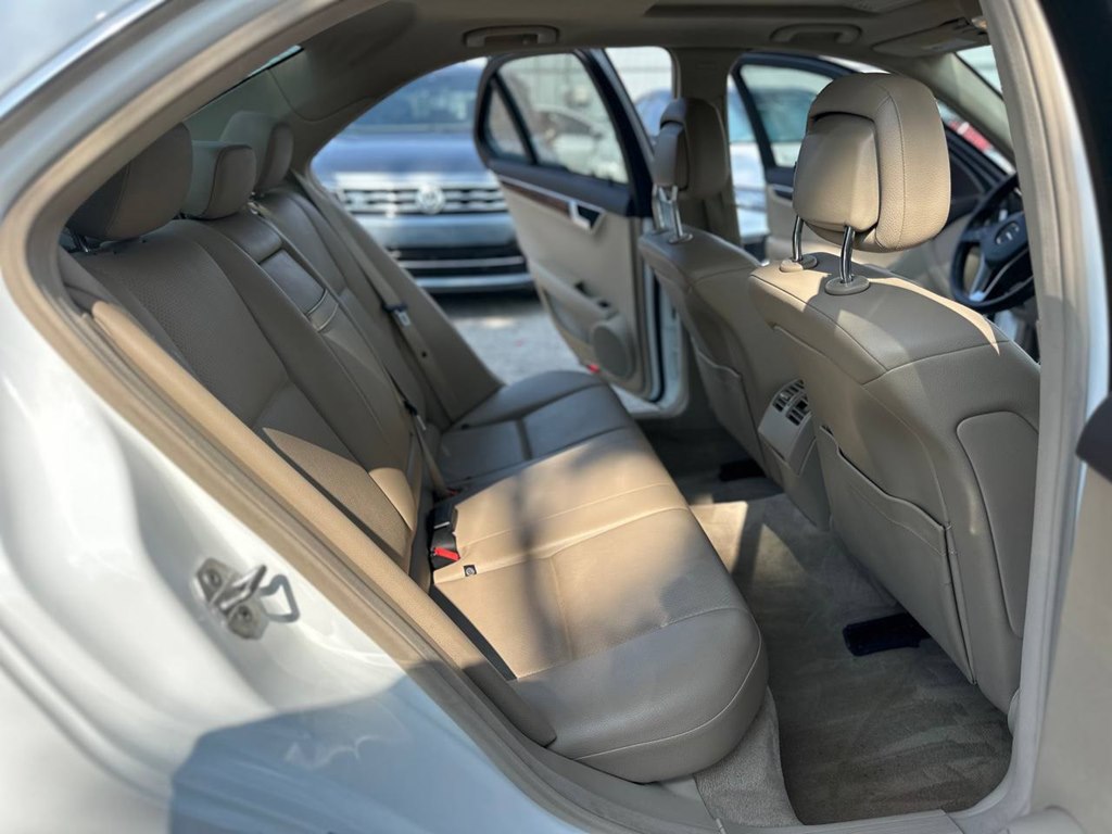 Photo 21 of this MERCEDES-BENZ C-CLASS