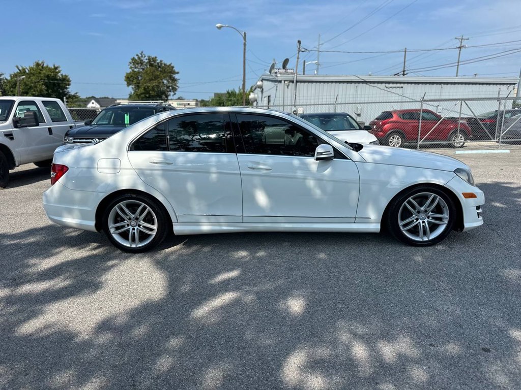 Photo 5 of this MERCEDES-BENZ C-CLASS