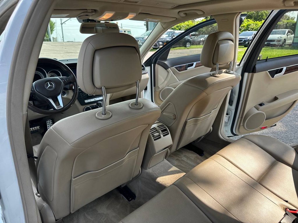 Photo 18 of this MERCEDES-BENZ C-CLASS