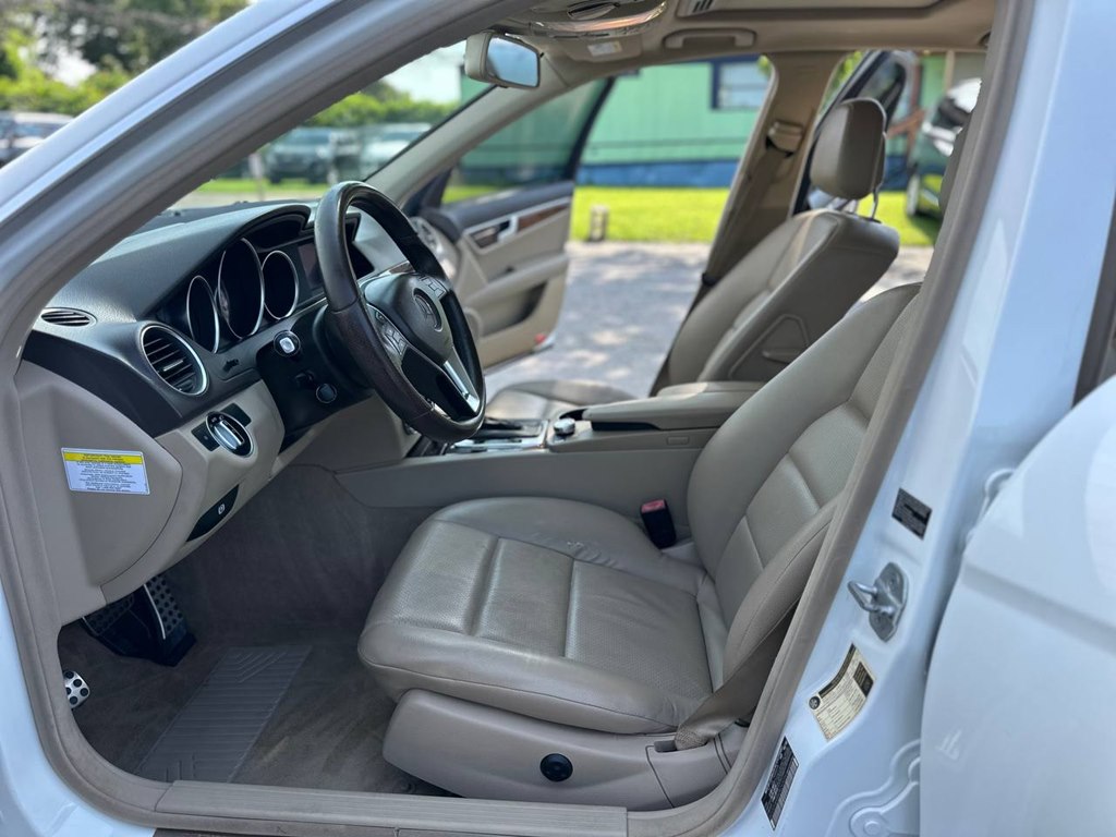 Photo 14 of this MERCEDES-BENZ C-CLASS