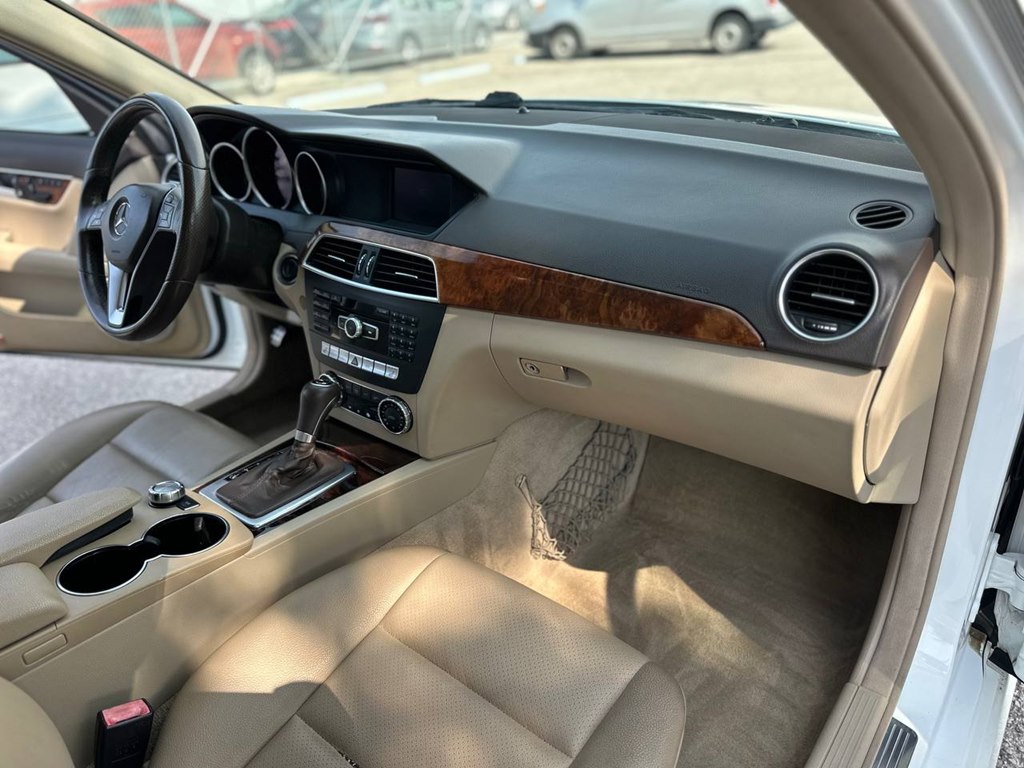 Photo 25 of this MERCEDES-BENZ C-CLASS