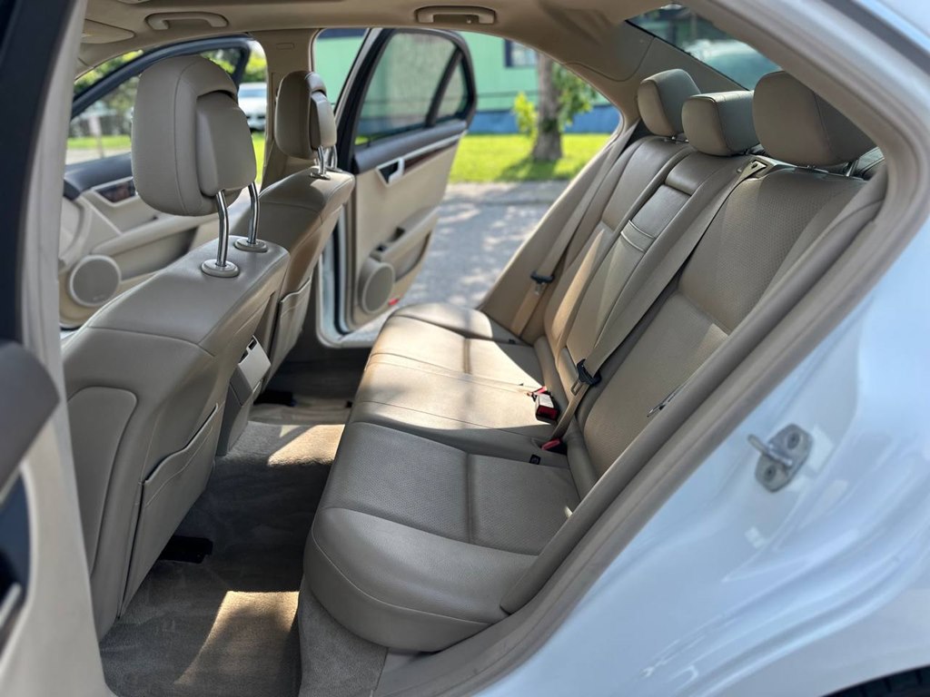 Photo 17 of this MERCEDES-BENZ C-CLASS