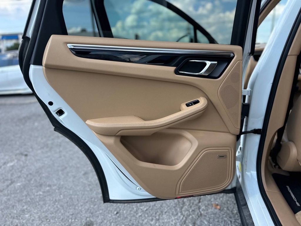 Photo 19 of this PORSCHE MACAN