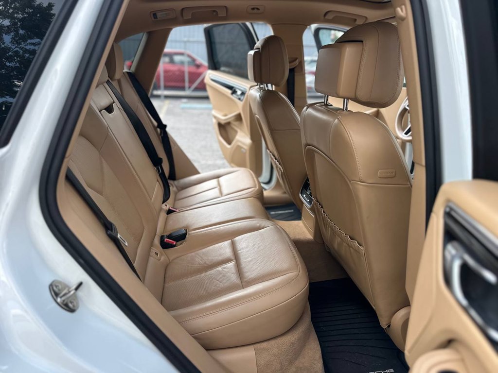 Photo 21 of this PORSCHE MACAN