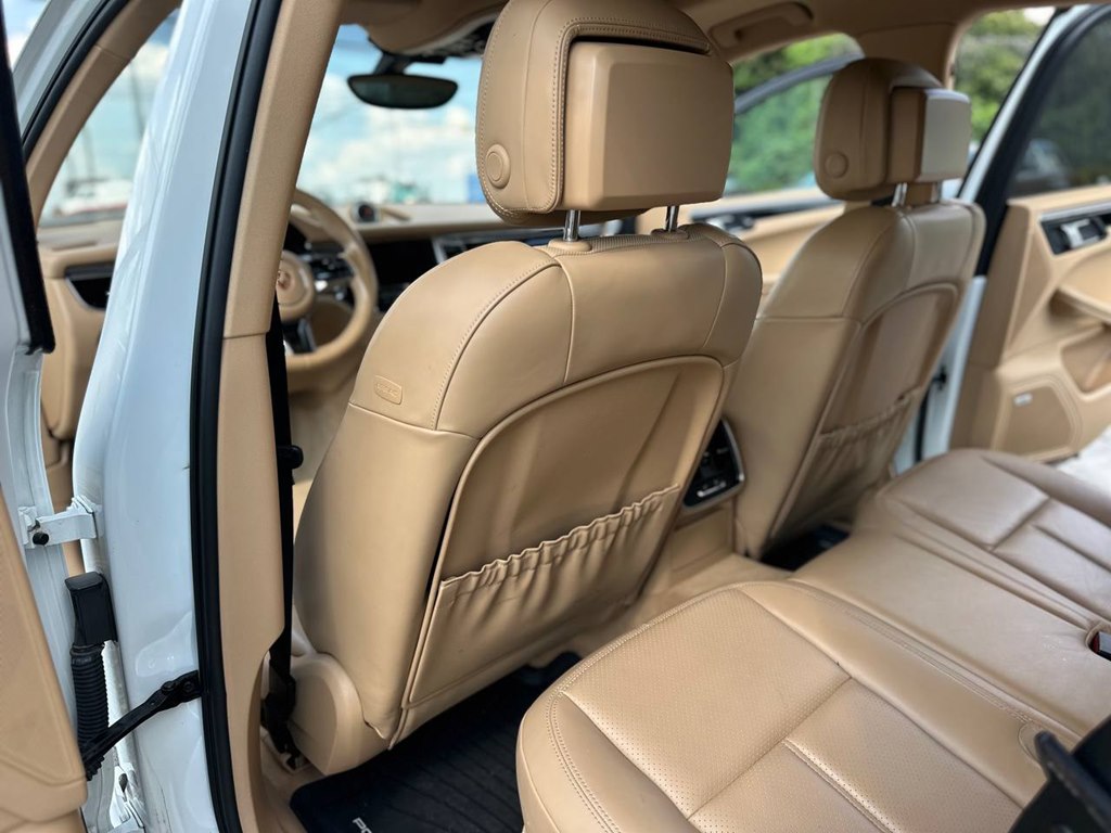 Photo 18 of this PORSCHE MACAN