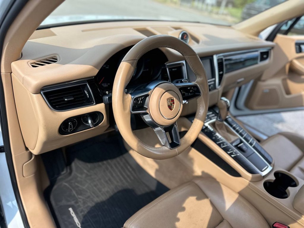 Photo 15 of this PORSCHE MACAN