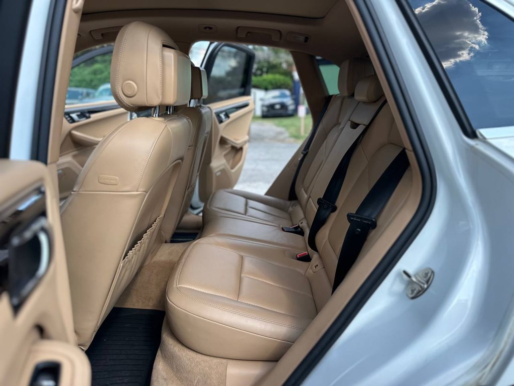 Photo 17 of this PORSCHE MACAN