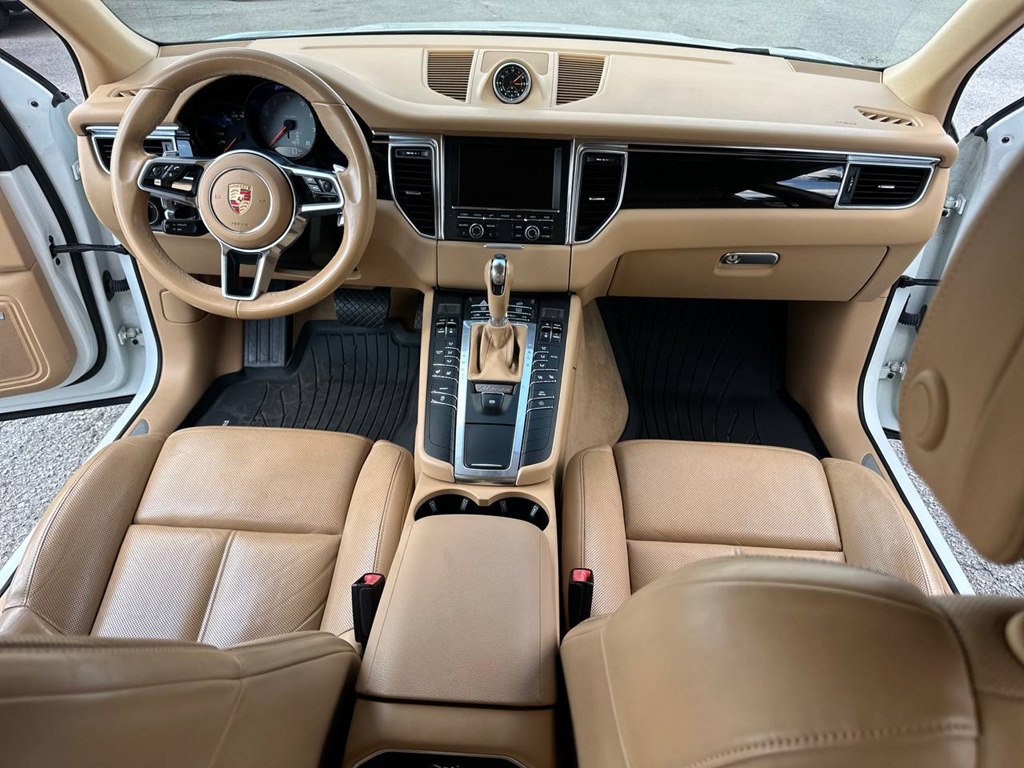 Photo 20 of this PORSCHE MACAN