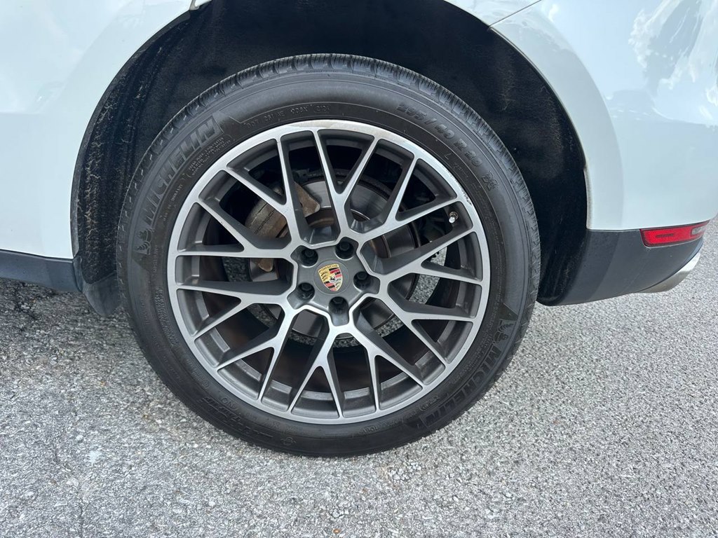 Photo 30 of this PORSCHE MACAN