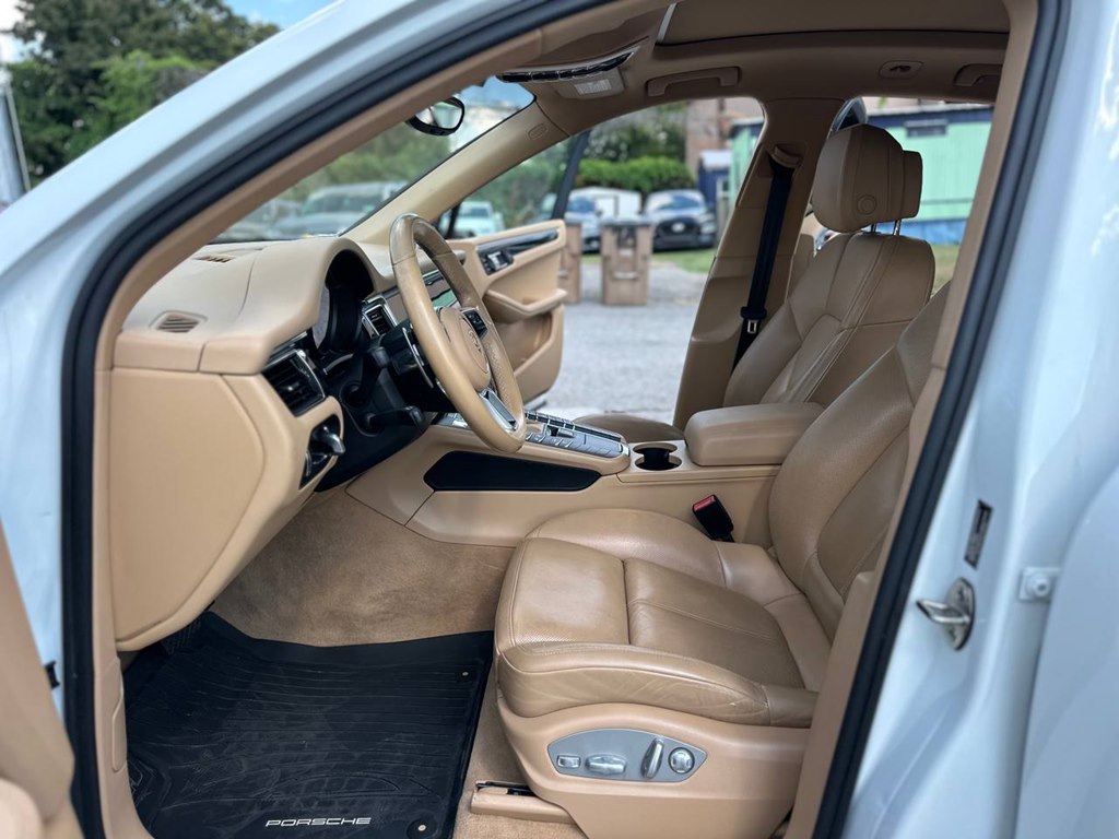 Photo 14 of this PORSCHE MACAN