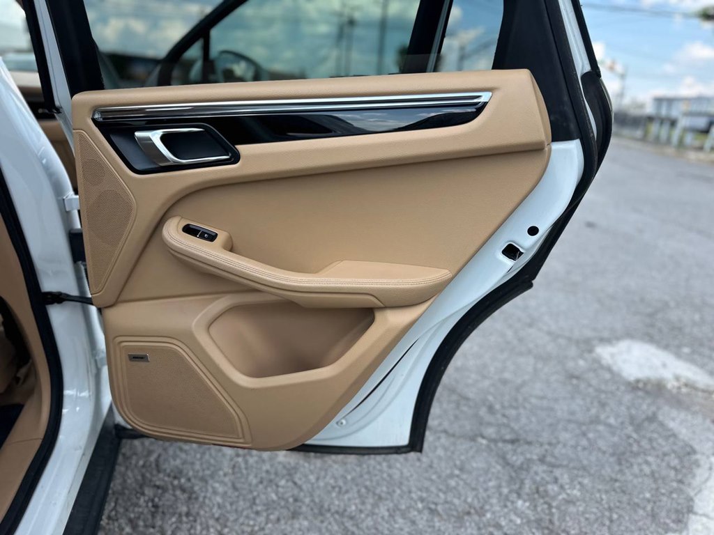 Photo 23 of this PORSCHE MACAN