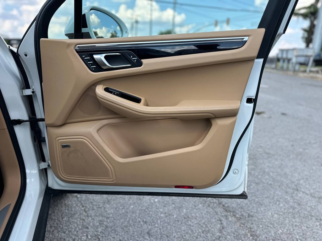 Photo 26 of this PORSCHE MACAN