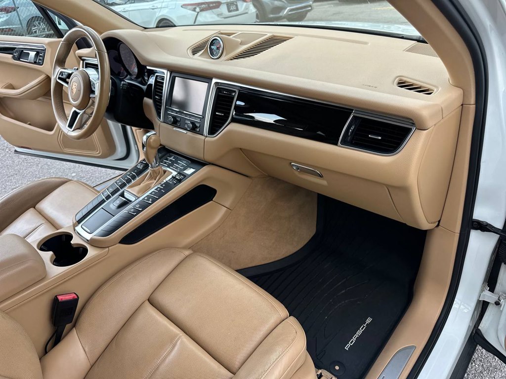 Photo 25 of this PORSCHE MACAN