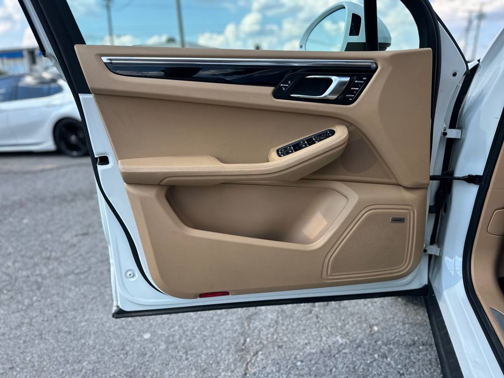 Photo 16 of this PORSCHE MACAN