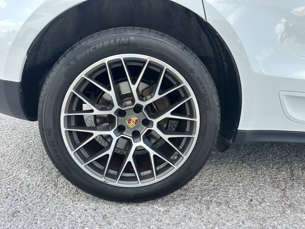 Photo 28 of this PORSCHE MACAN