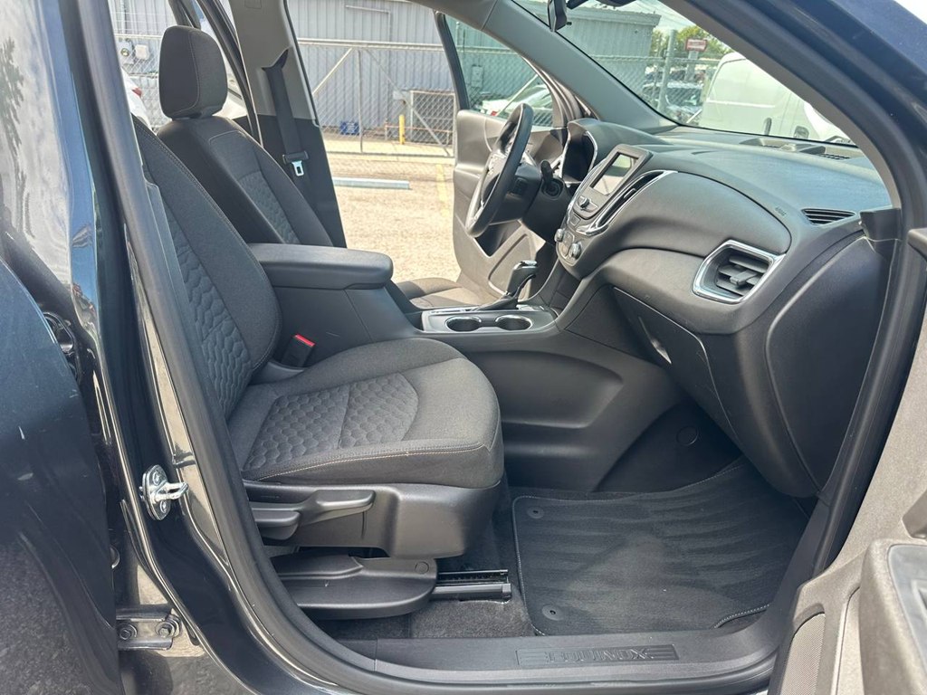 Photo 22 of this CHEVROLET EQUINOX