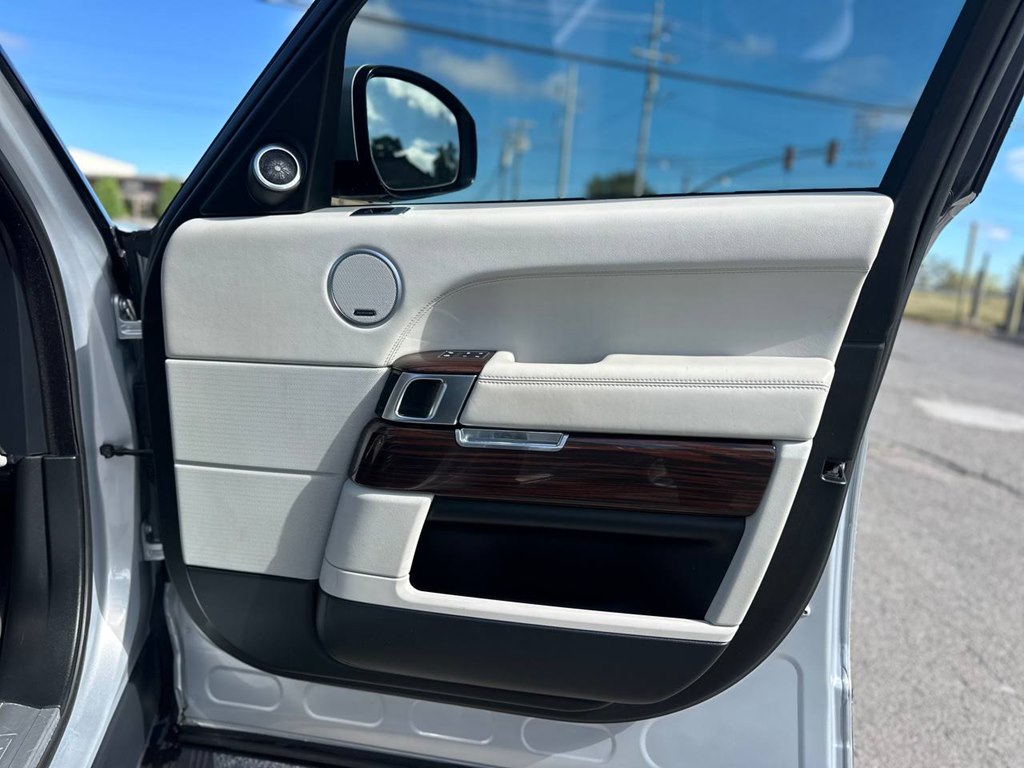 Photo 27 of this LAND ROVER RANGE ROVER