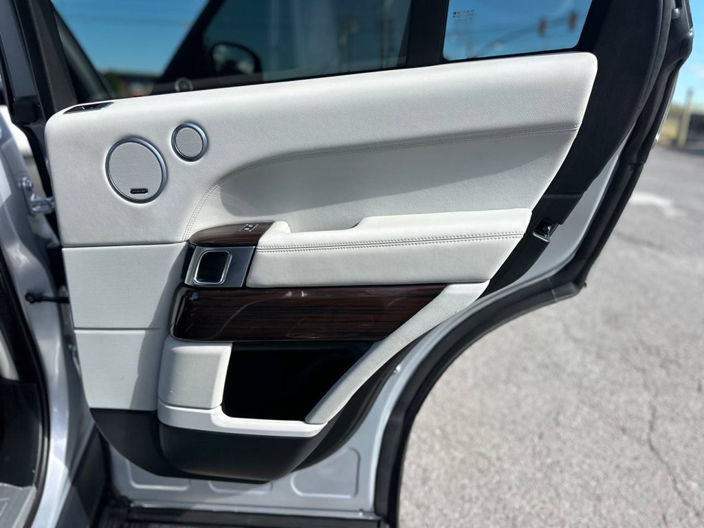 Photo 24 of this LAND ROVER RANGE ROVER