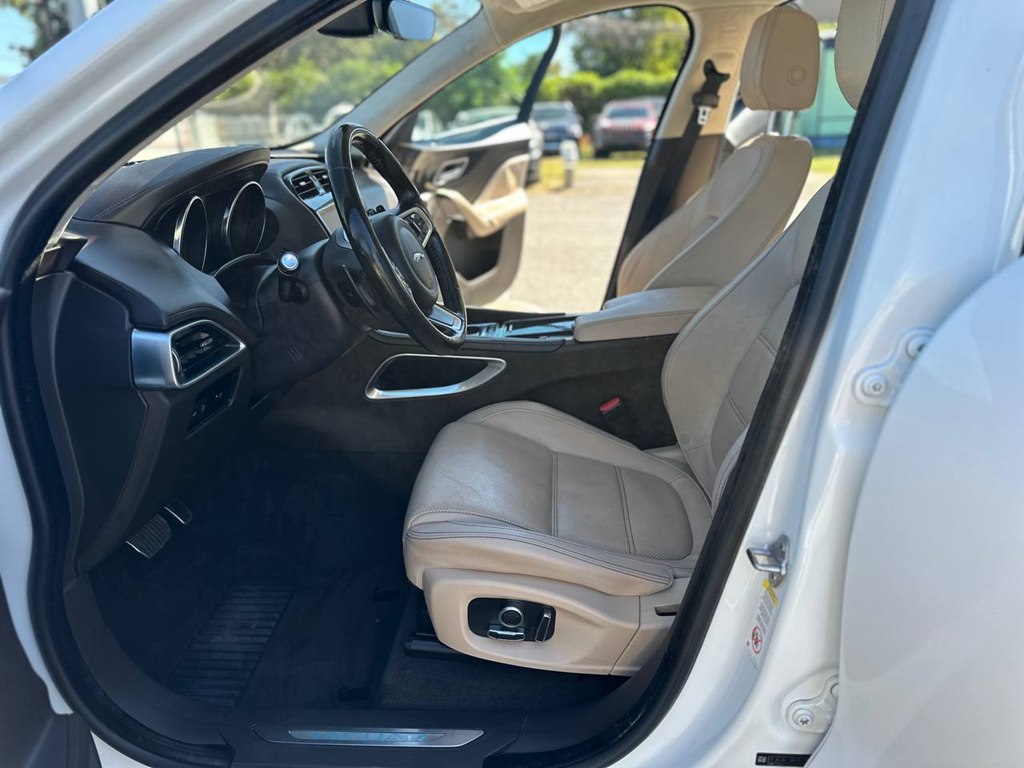 Photo 13 of this JAGUAR F-PACE