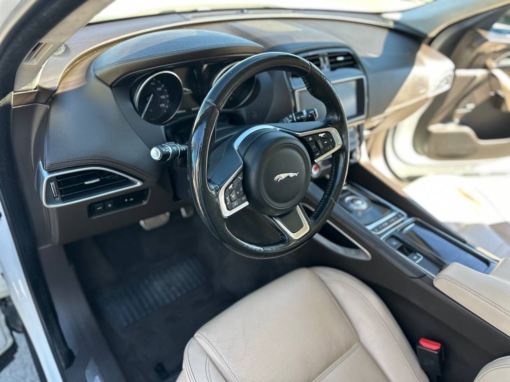 Photo 14 of this JAGUAR F-PACE