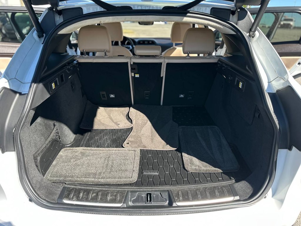 Photo 12 of this JAGUAR F-PACE