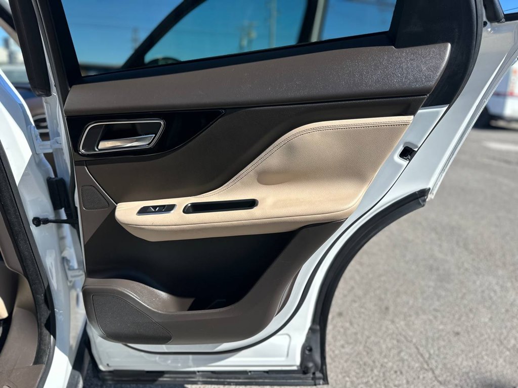 Photo 23 of this JAGUAR F-PACE