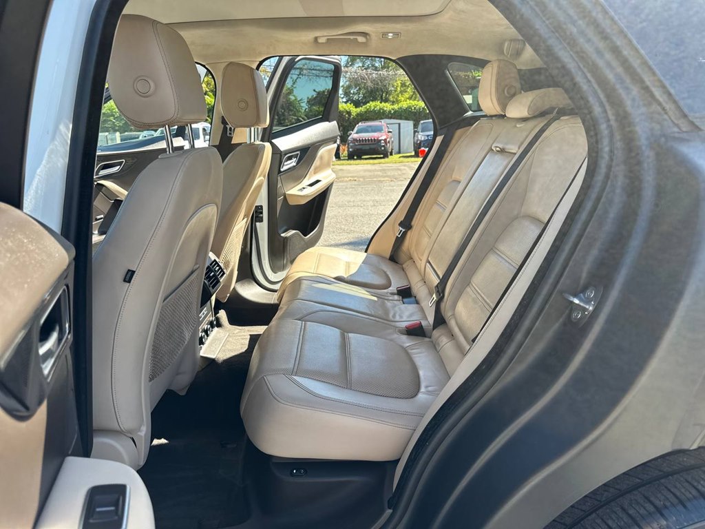 Photo 16 of this JAGUAR F-PACE