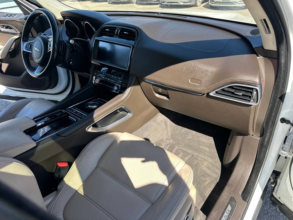 Photo 25 of this JAGUAR F-PACE