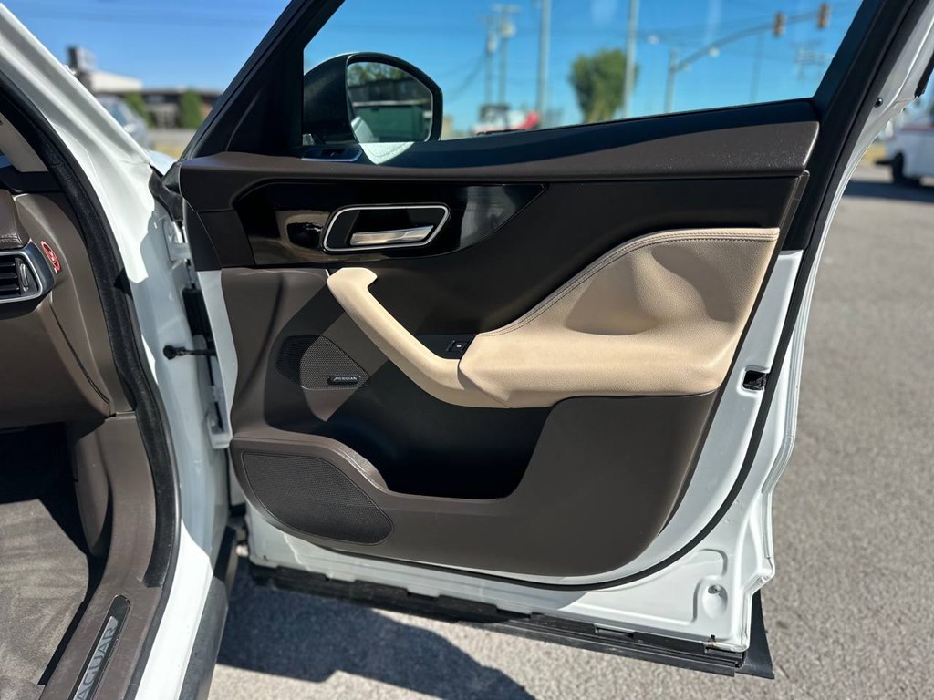 Photo 26 of this JAGUAR F-PACE