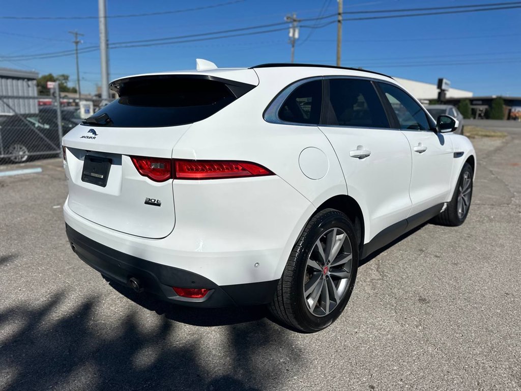 Photo 5 of this JAGUAR F-PACE