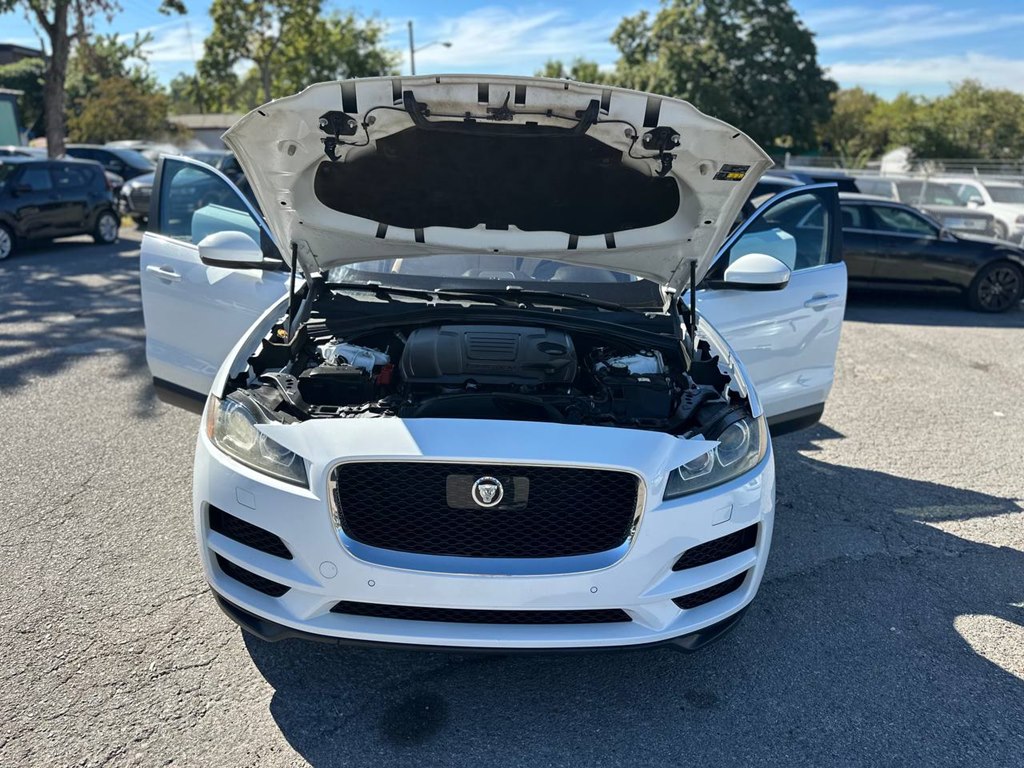 Photo 9 of this JAGUAR F-PACE