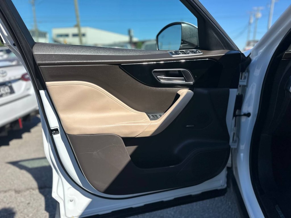 Photo 15 of this JAGUAR F-PACE