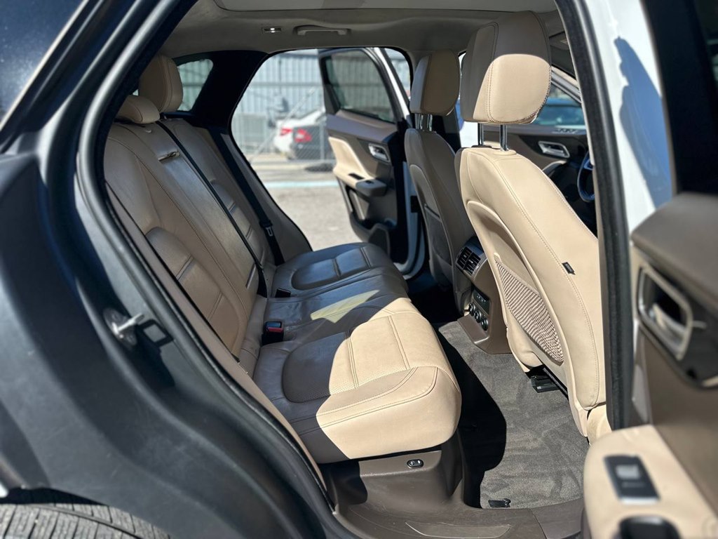 Photo 21 of this JAGUAR F-PACE