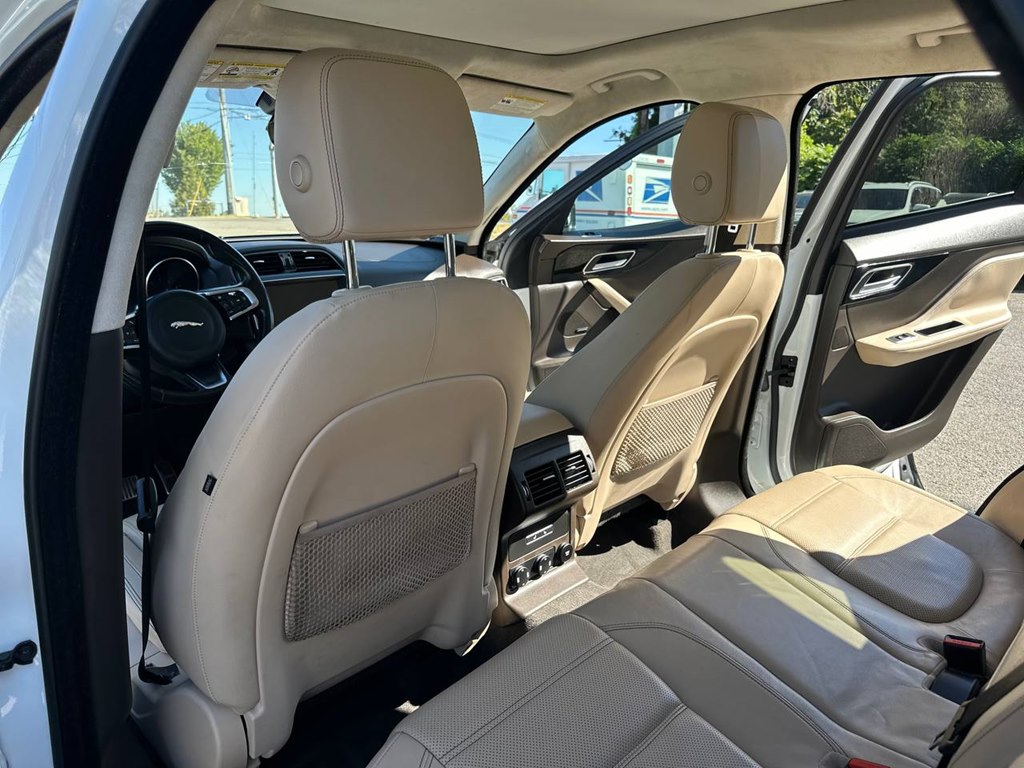 Photo 17 of this JAGUAR F-PACE