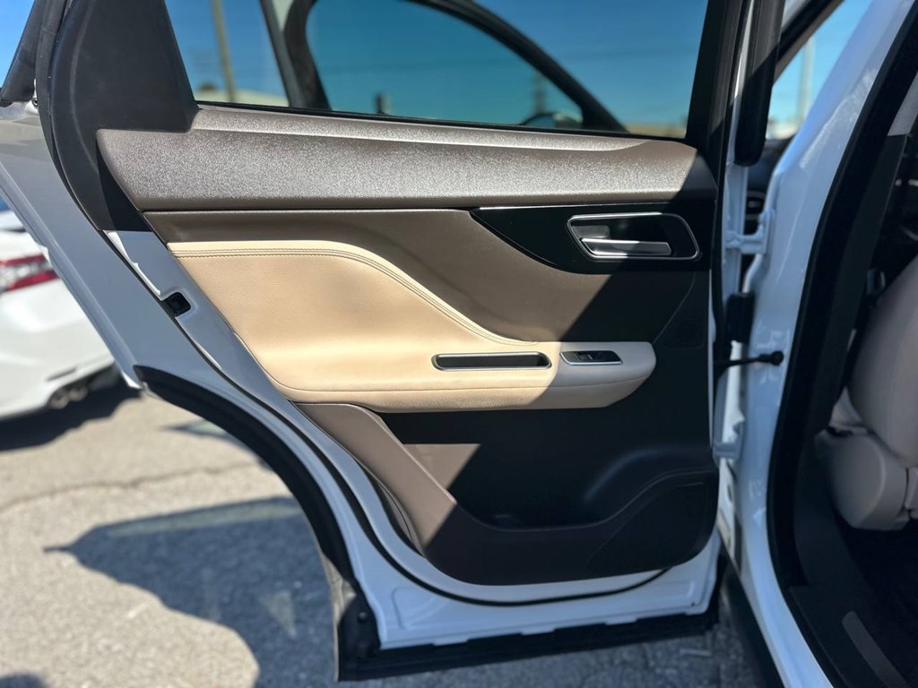Photo 18 of this JAGUAR F-PACE