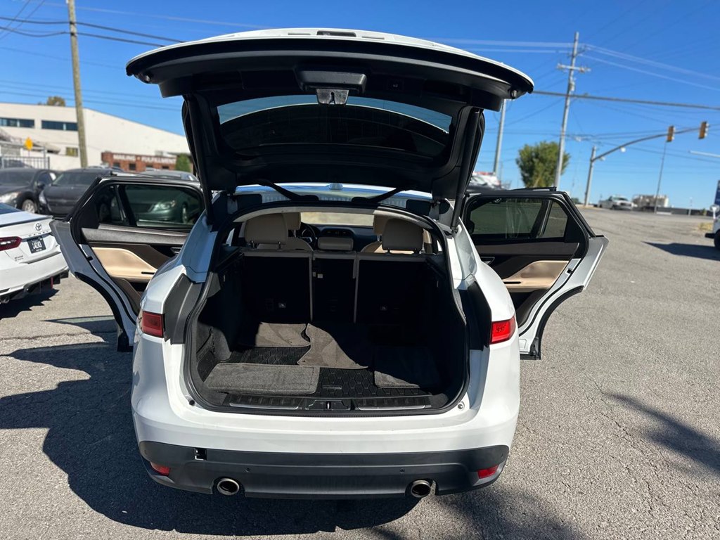 Photo 11 of this JAGUAR F-PACE
