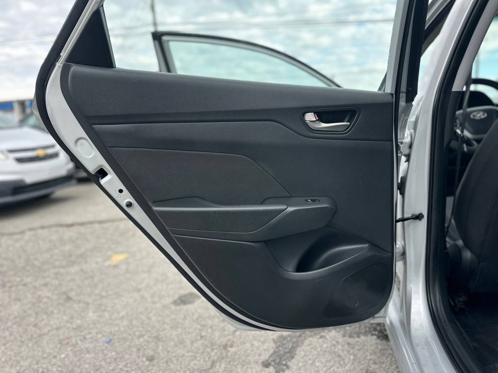 Photo 17 of this HYUNDAI ACCENT